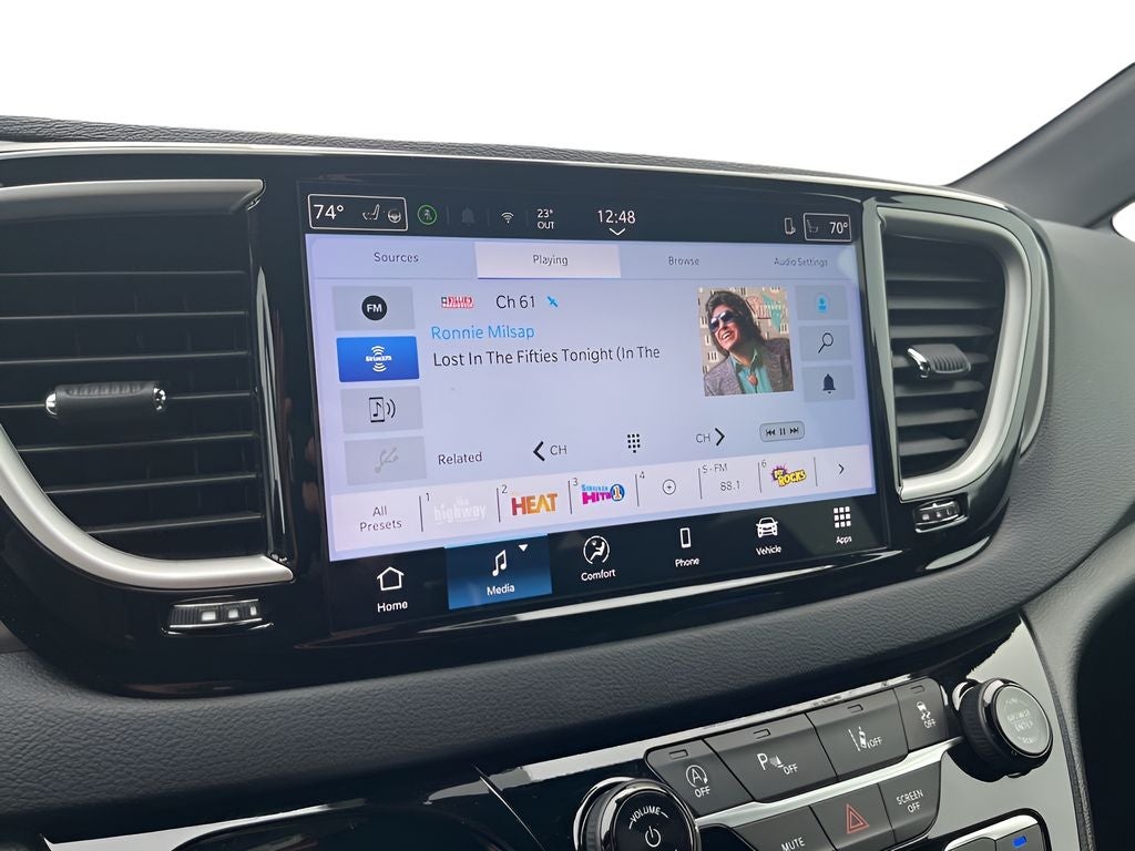 2025 Chrysler Pacifica Select