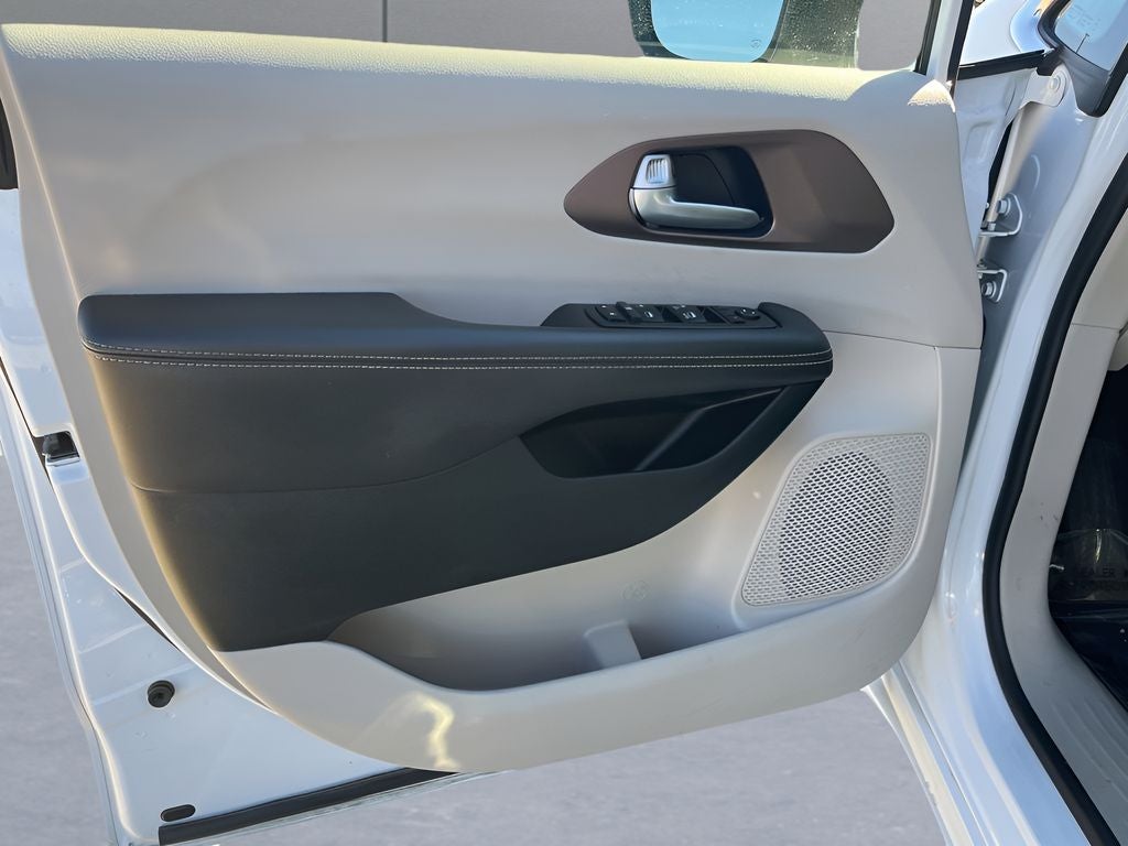 2024 Chrysler Voyager LX