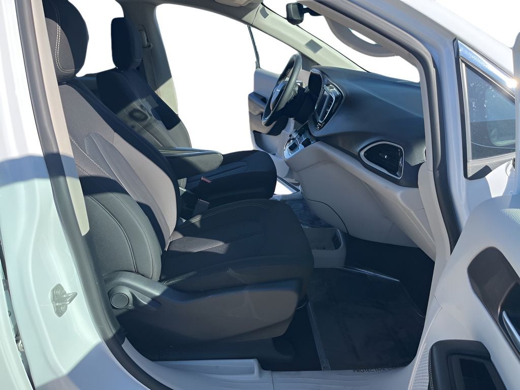 2024 Chrysler Voyager LX