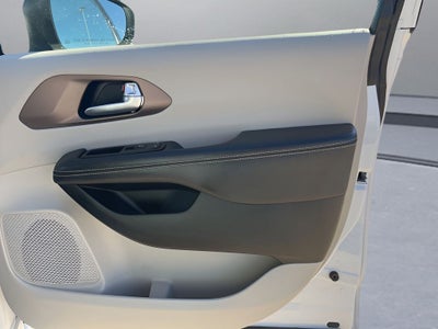 2024 Chrysler Voyager LX