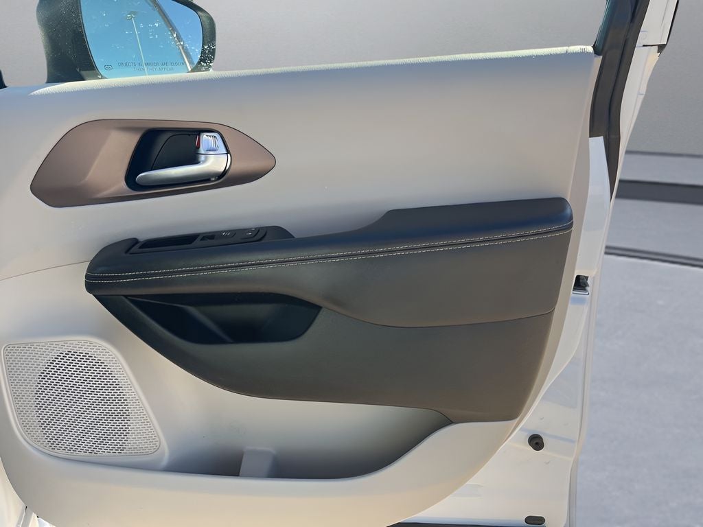 2024 Chrysler Voyager LX