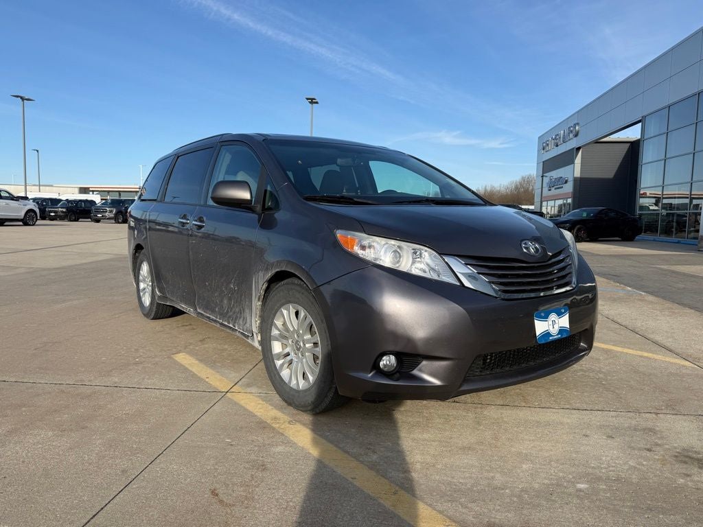 2016 Toyota Sienna XLE 8 Passenger