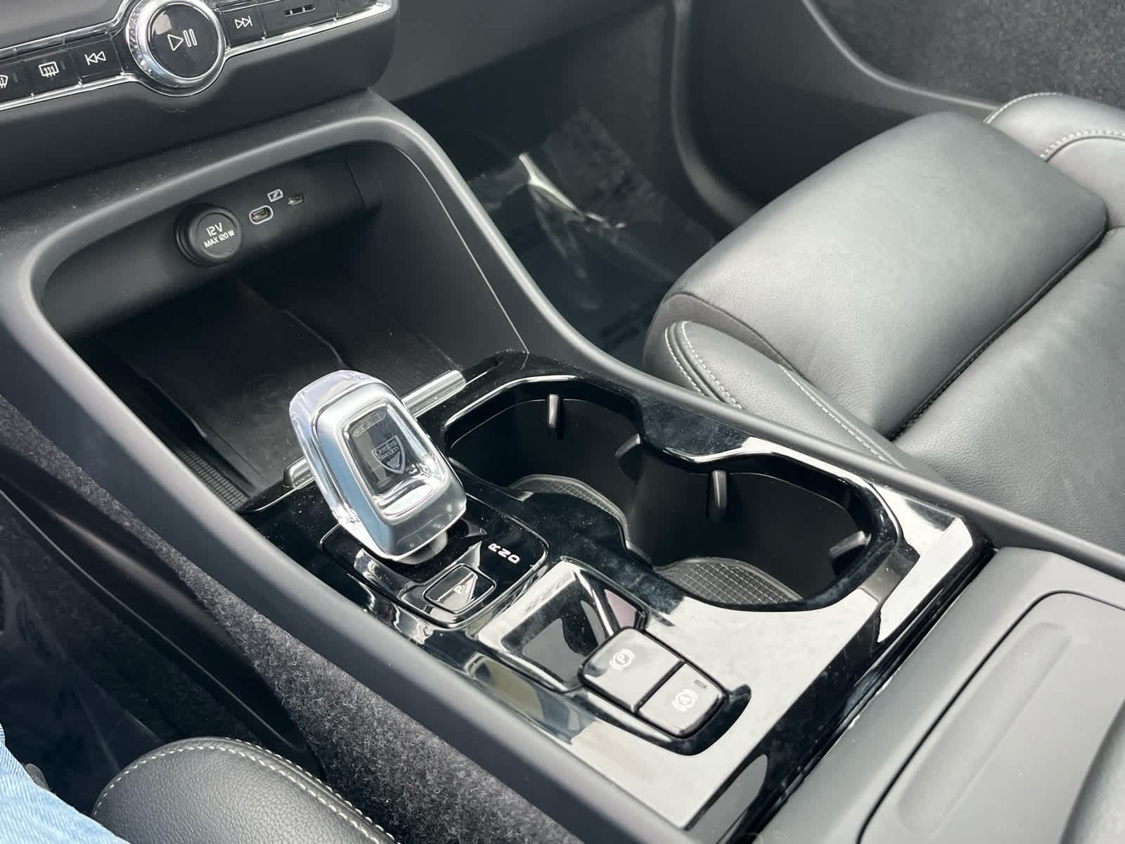 2025 Volvo XC40 Plus Dark Theme