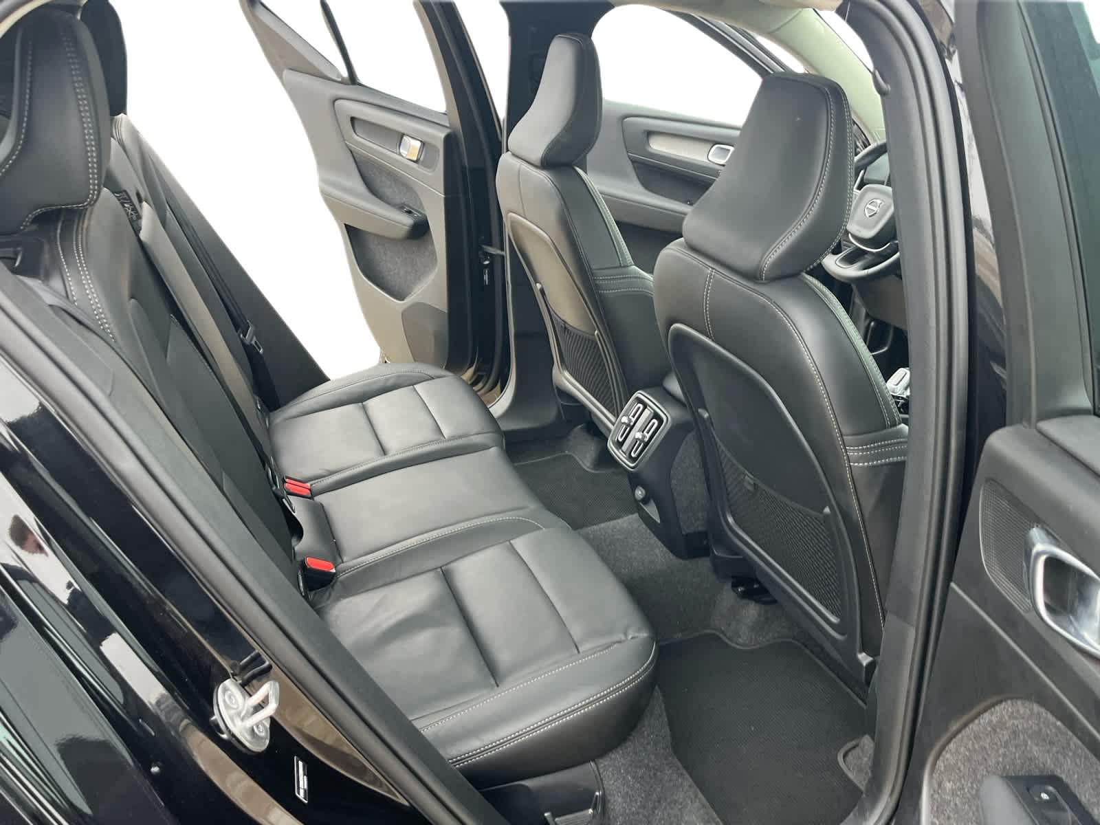 2025 Volvo XC40 Plus Dark Theme