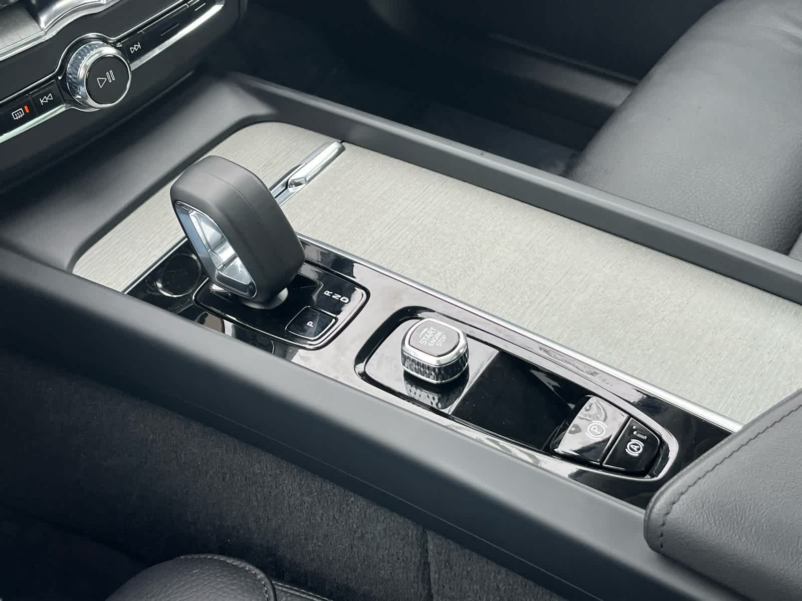 2025 Volvo XC60 Plus